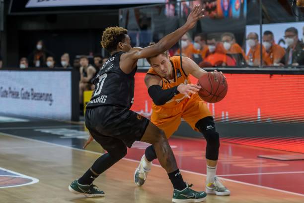 过边路进攻 过边路进攻